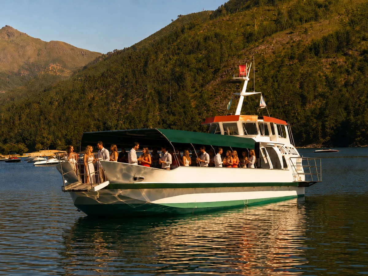Grupo a celebrar ao pôr do sol num barco na Albufeira da Caniçada, Gerês