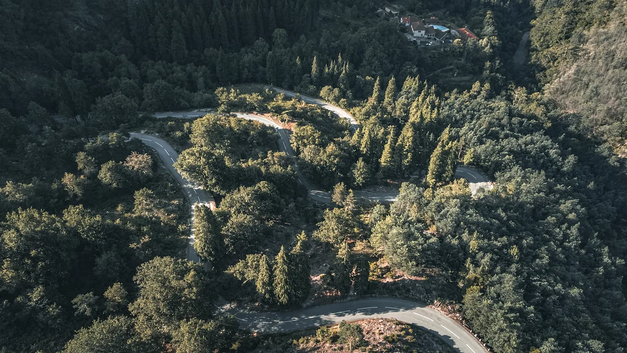 Estrada de montanha na região do Gerês, Norte de Portugal