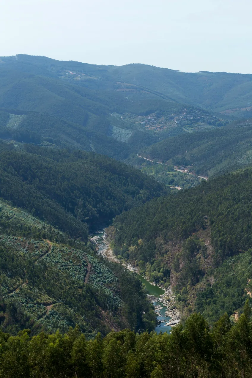 Vale e rio na serra do Gerês, Norte de Portugal