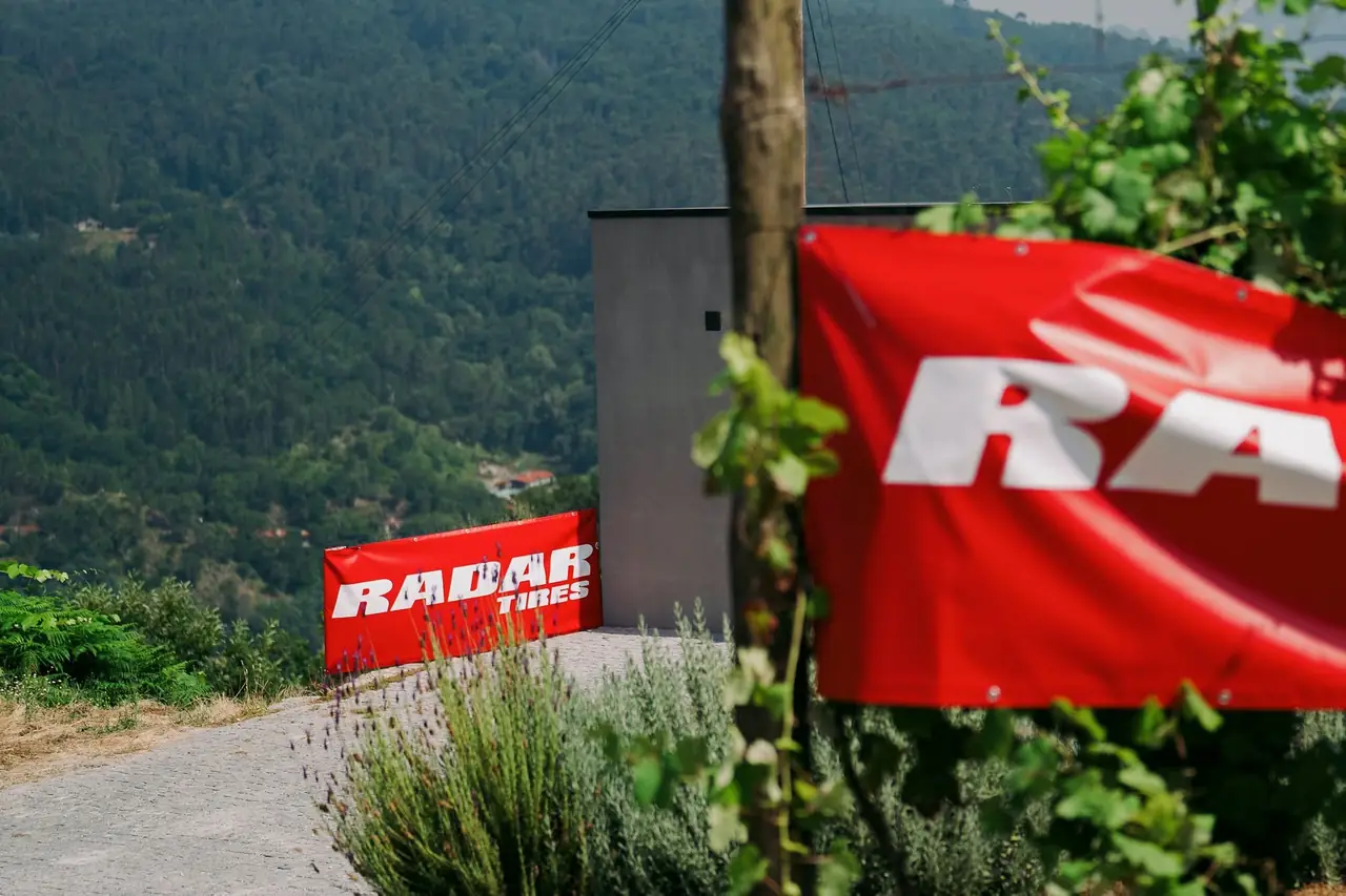 Banners da Radar Tires junto à vinha, com a serra do Gerês ao fundo