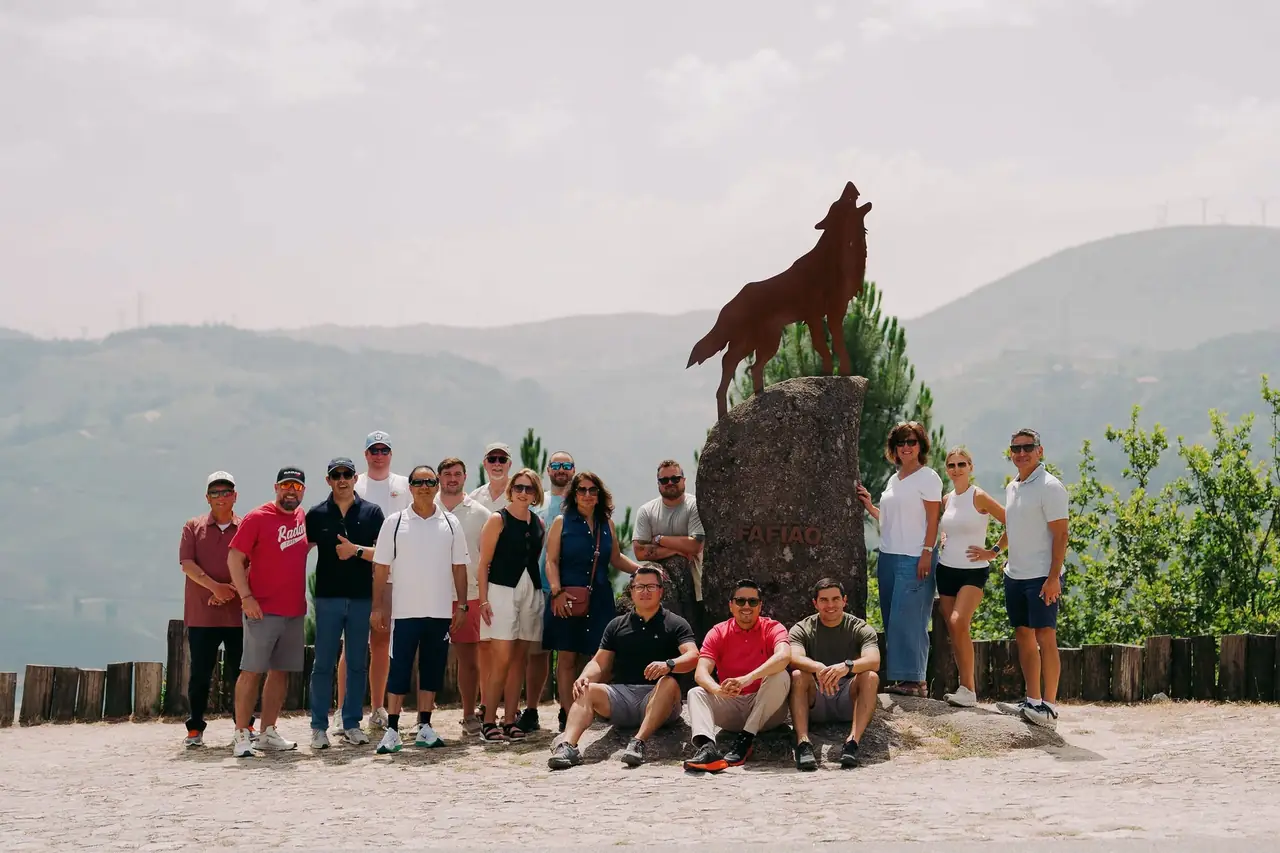 Grupo de 31 participantes da Radar Tires no miradouro do lobo, em Fafião, Gerês