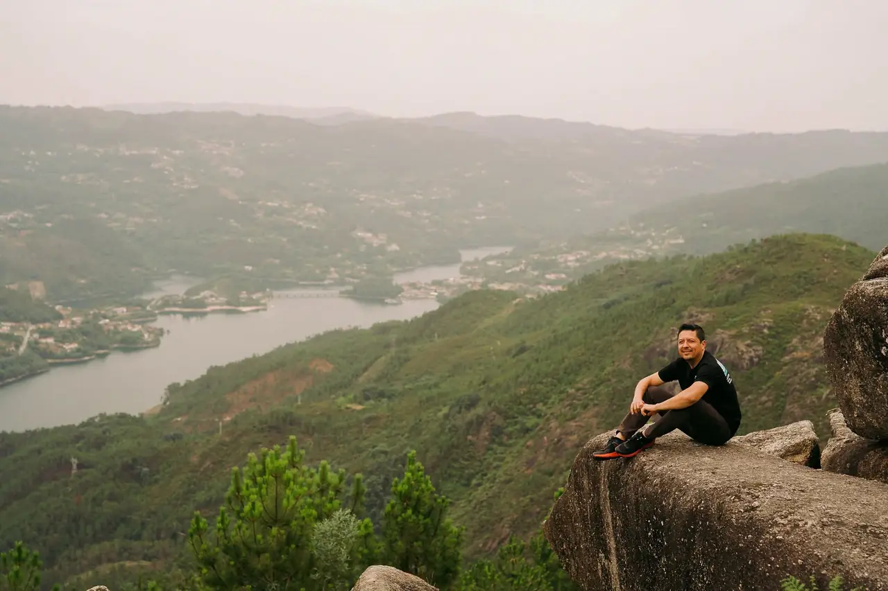 Participante num miradouro sobre a albufeira do Gerês